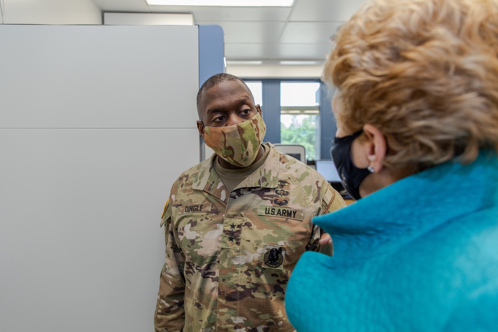 Lieutenant General R. Scott Dingle, U.S. Army Surgeon General, Visits Walter Reed Army Institute of Research