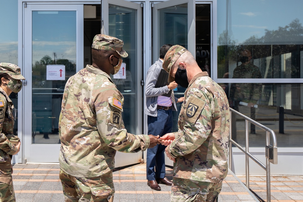 Lieutenant General R. Scott Dingle, U.S. Army Surgeon General, Visits Walter Reed Army Institute of Research