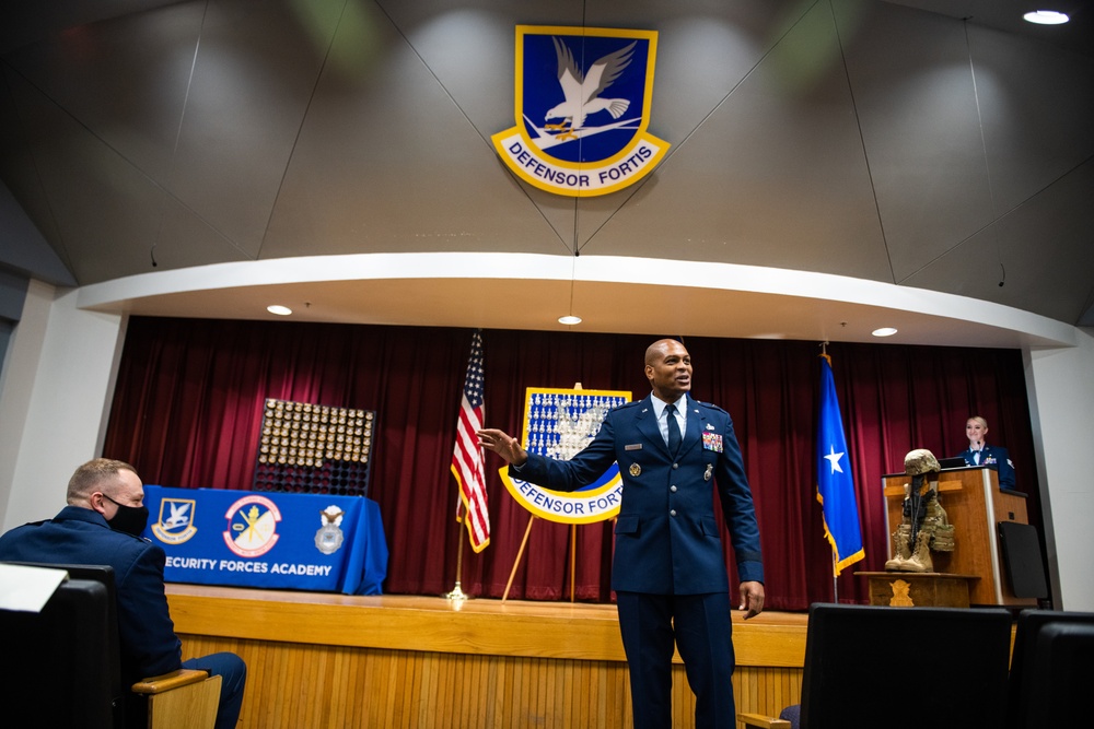 Director of Security Forces attends graduation ceremony of new Defenders