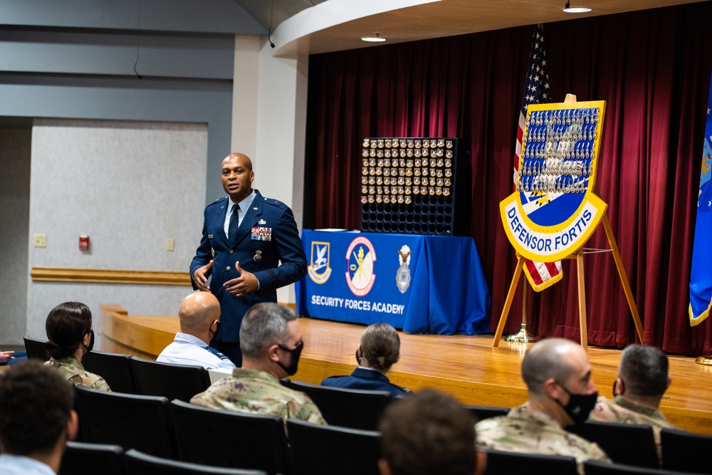 Director of Security Forces attends graduation ceremony of new Defenders