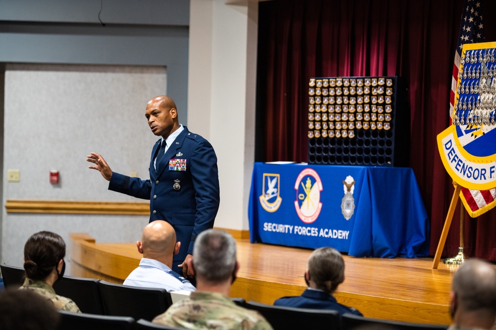Director of Security Forces attends graduation ceremony of new Defenders