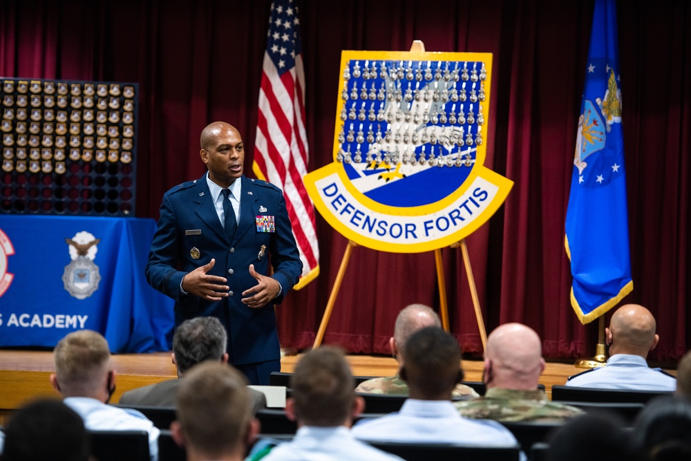 Director of Security Forces attends graduation ceremony of new Defenders