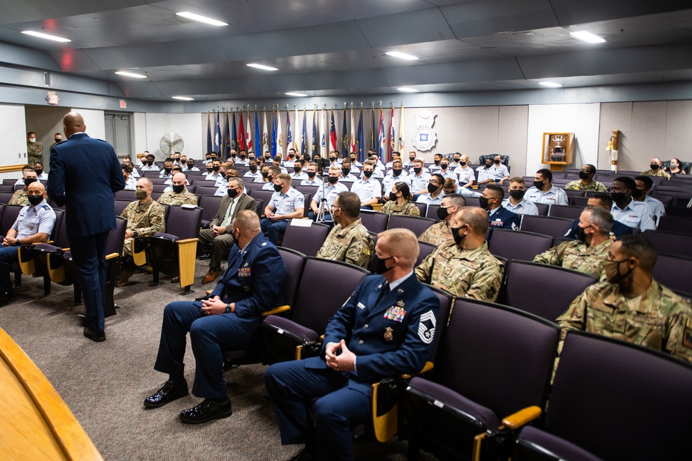 Director of Security Forces attends graduation ceremony of new Defenders