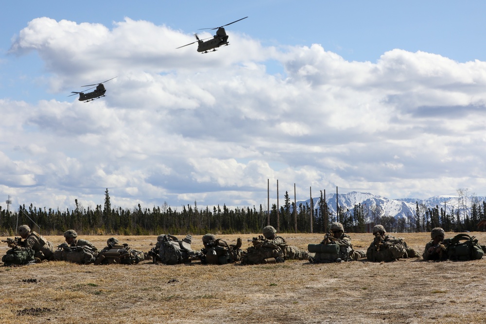 Paratroopers air assault during Northern Edge 21