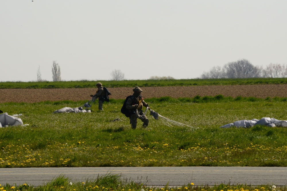 Army belgian paratroopers jumping on Chièvres Air Base