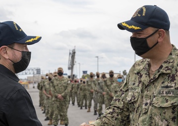 NASCAR Driver Kurt Busch visits USS Jason Dunham