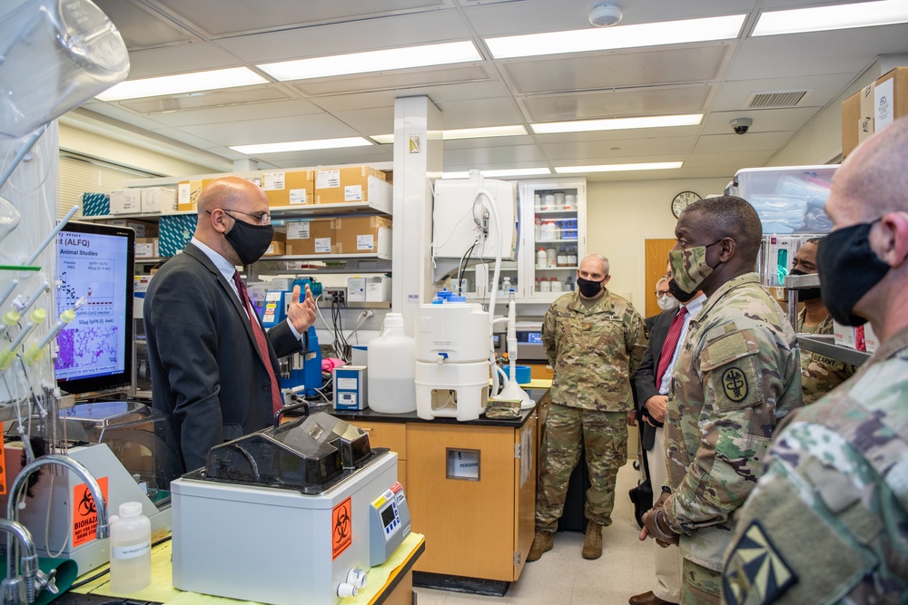 Lieutenant General R. Scott Dingle, U.S. Army Surgeon General, Visits Walter Reed Army Institute of Research