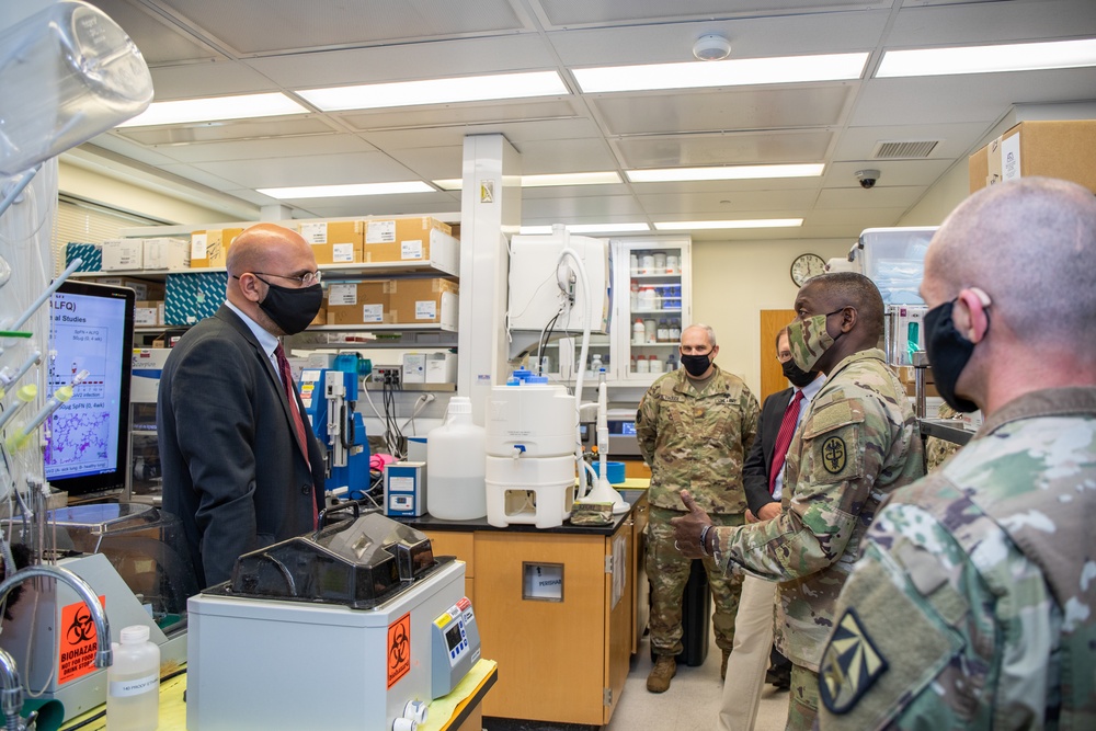 Lieutenant General R. Scott Dingle, U.S. Army Surgeon General, Visits Walter Reed Army Institute of Research