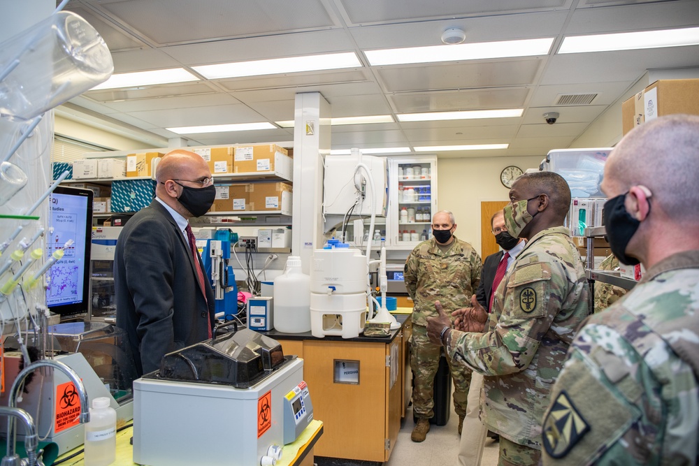 Lieutenant General R. Scott Dingle, U.S. Army Surgeon General, Visits Walter Reed Army Institute of Research