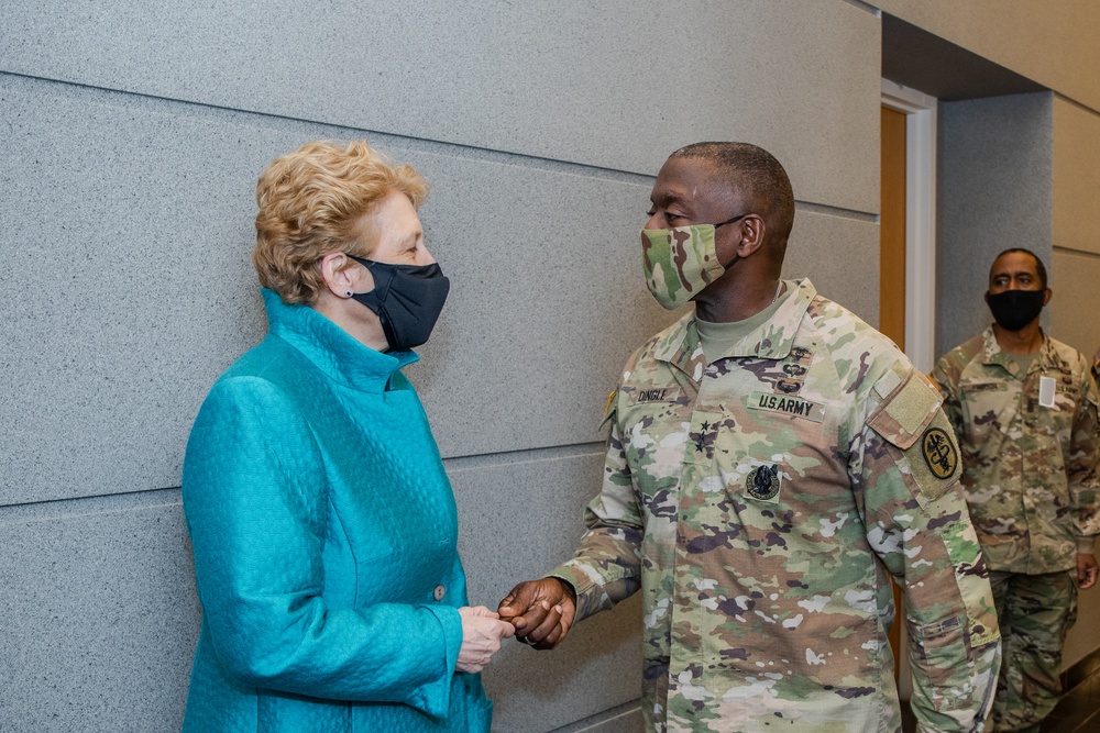 Lieutenant General R. Scott Dingle, U.S. Army Surgeon General, Visits Walter Reed Army Institute of Research