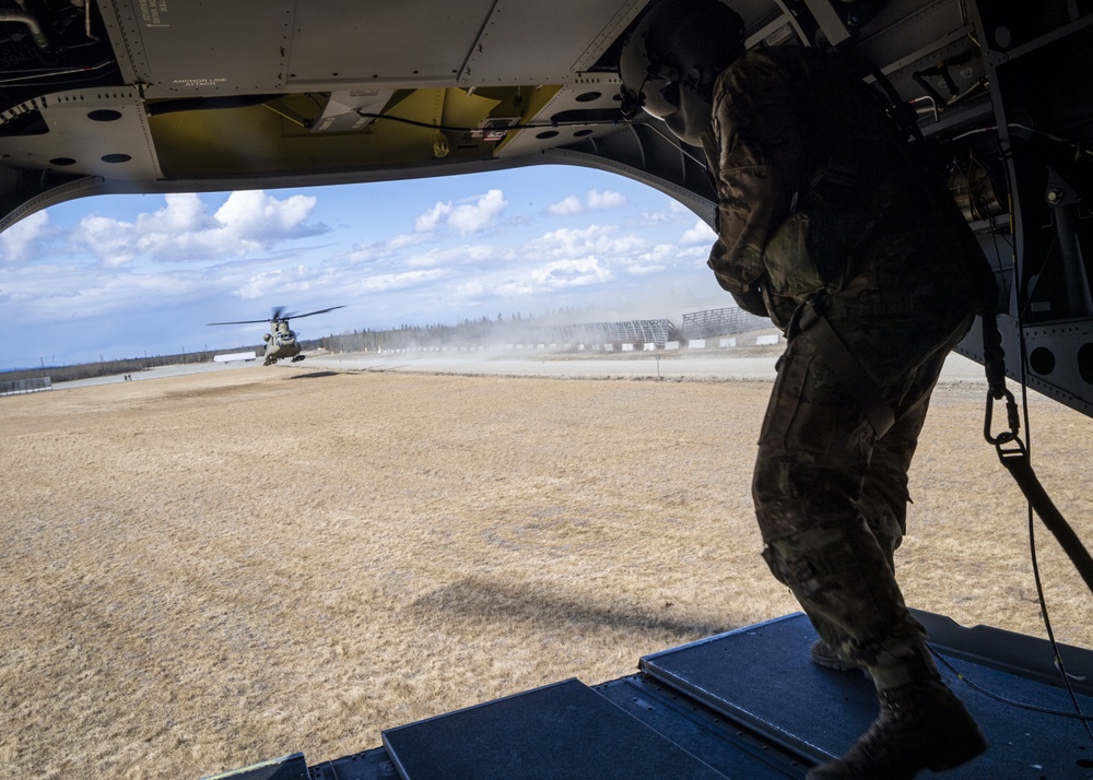 Chinooks and Soldiers Execute Air Assault Insertion During Northern Edge 2021