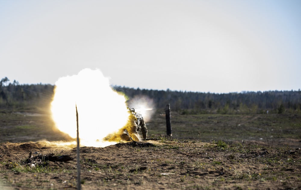 Soldiers firing the Carl Gustav