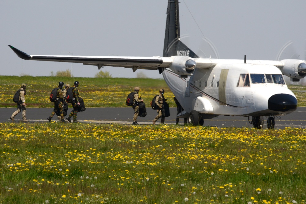 Army belgian paratroopers jump on Chièvres Air Base