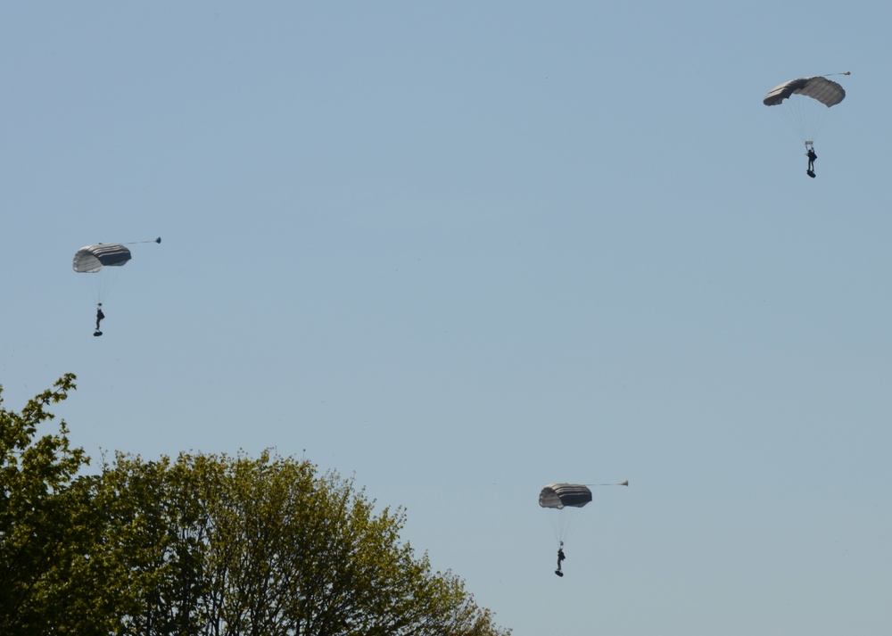 Army belgian paratroopers jump on Chièvres Air Base