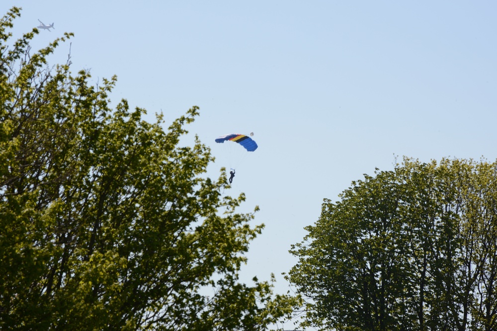 Army belgian paratroopers jump on Chièvres Air Base