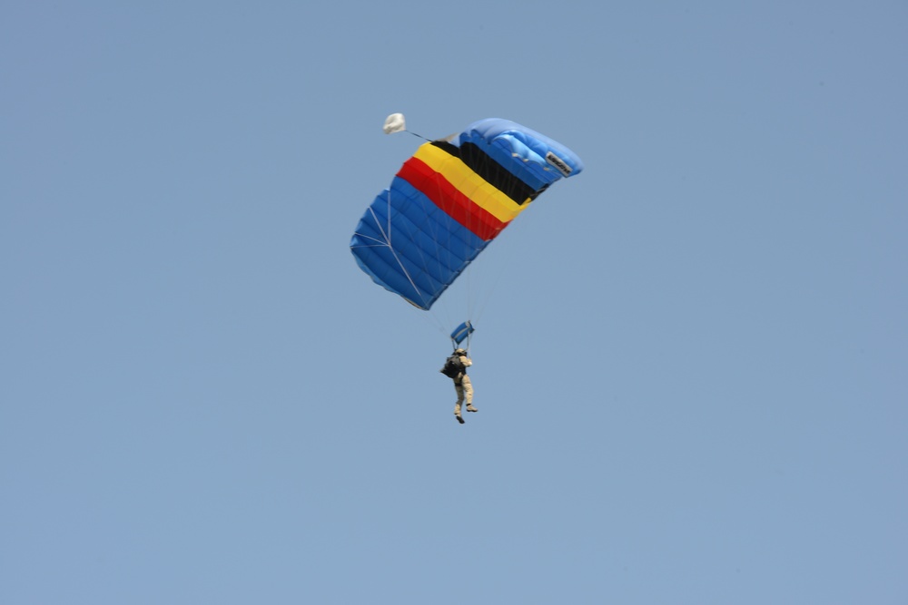 Army belgian paratroopers jump on Chièvres Air Base