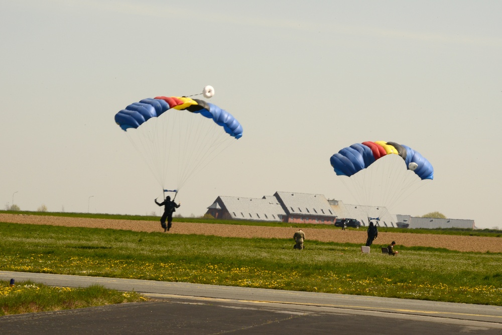 Army belgian paratroopers jump on Chièvres Air Base