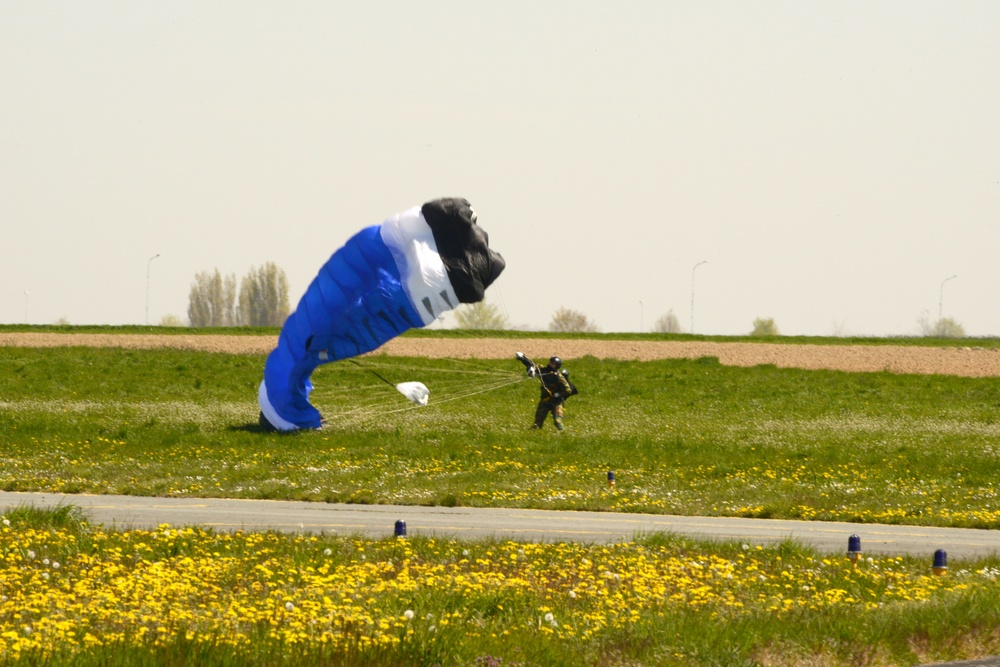 Army belgian paratroopers jump on Chièvres Air Base