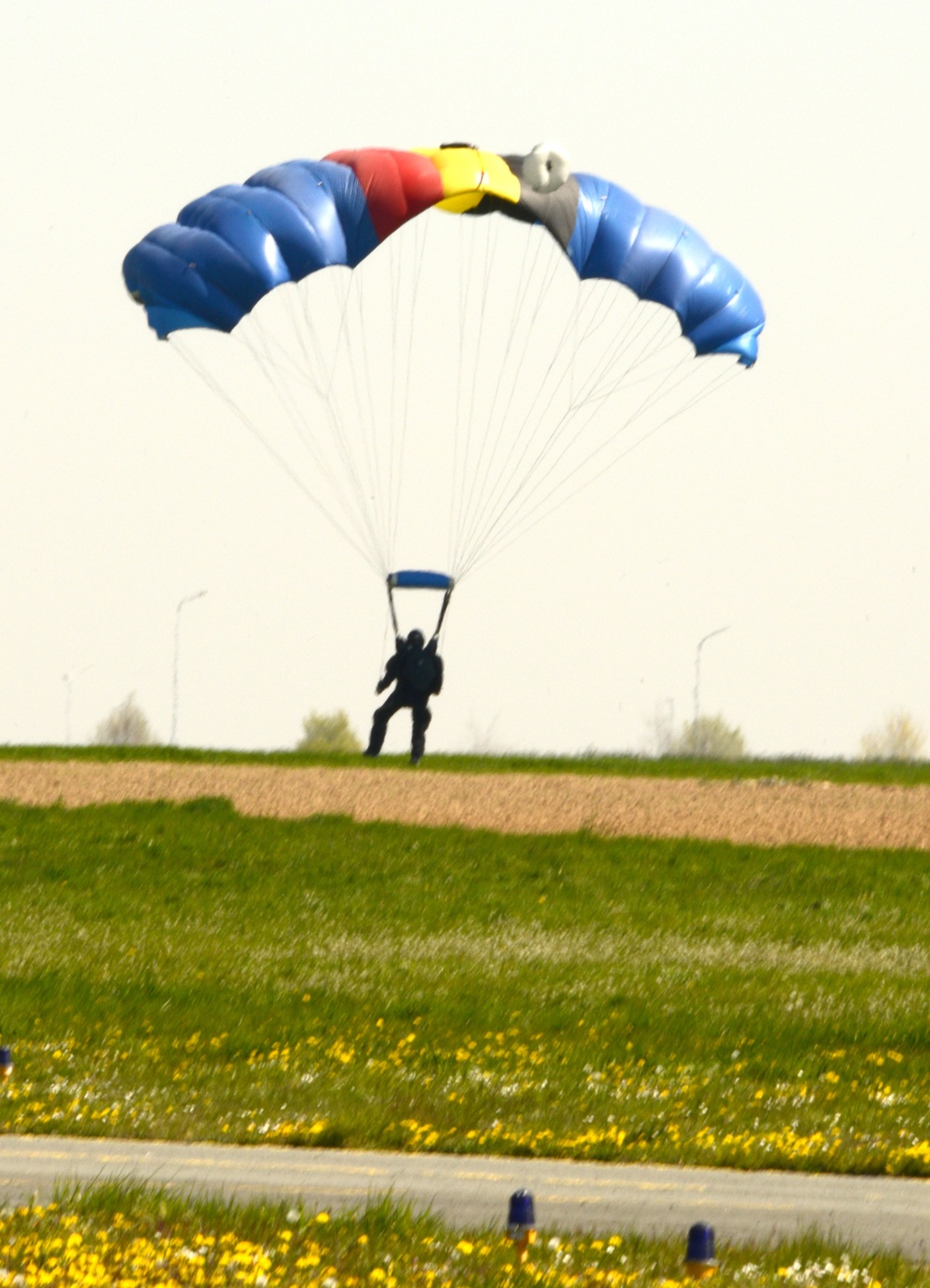 Army belgian paratroopers jump on Chièvres Air Base