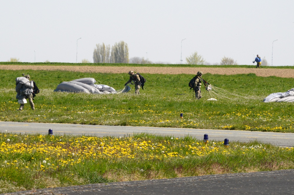 Army belgian paratroopers jump on Chièvres Air Base