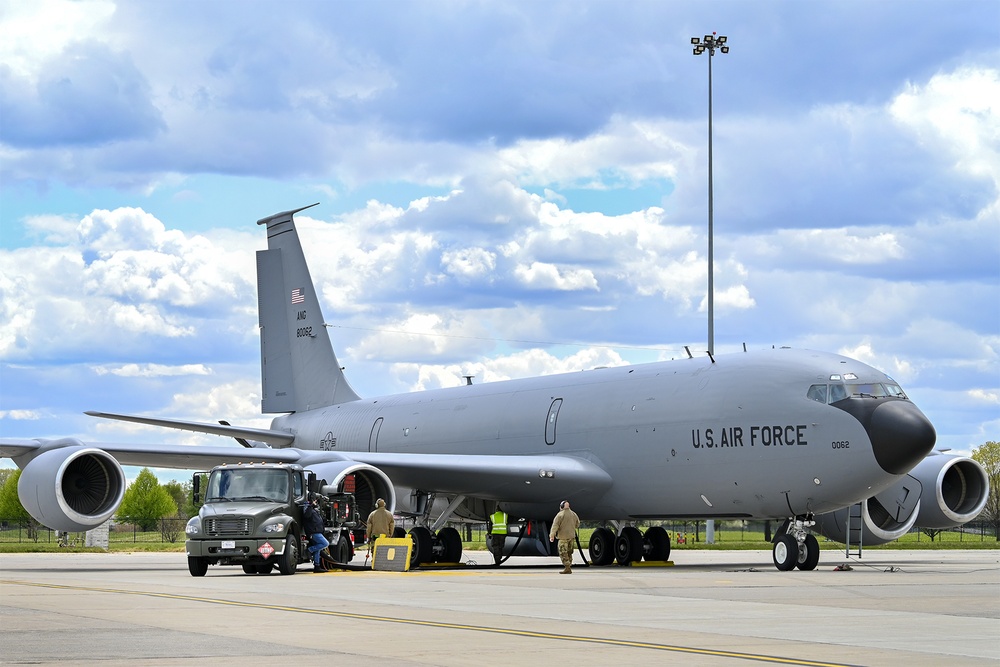 127th ARG first KC-135 hot-pit at Selfridge