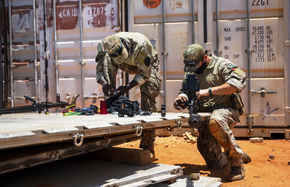 U.S. forces perform weapons maintenance for Danab Brigade
