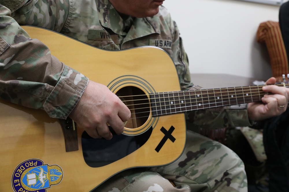 Nonprofit gives free guitars to deployed troops