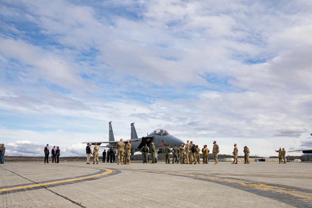 Generals look at planes