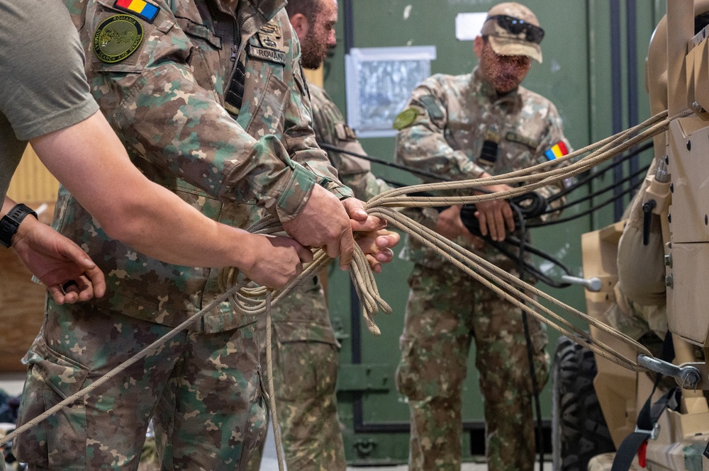 U.S. Air Force Special Operations Forces train with Romanian DCSL on knots and ropes.