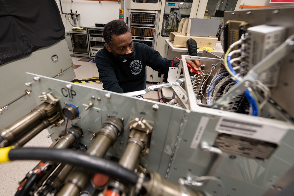 436th MXS Avionics supports rapid global mobility