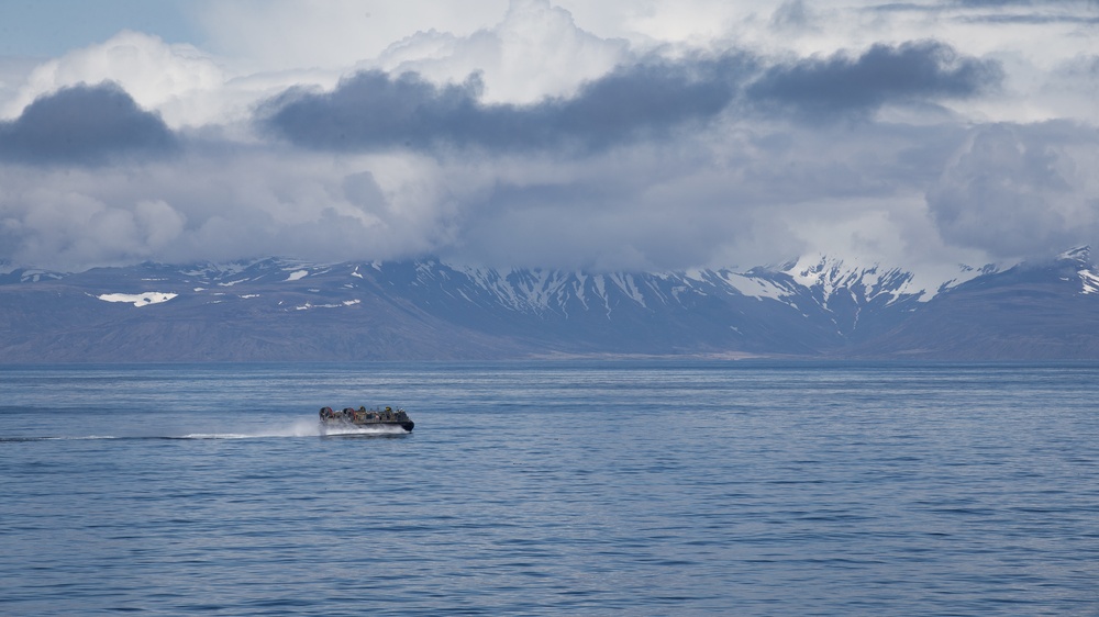 USS Somerset conducts LCAC operations in support of Northern Edge 21
