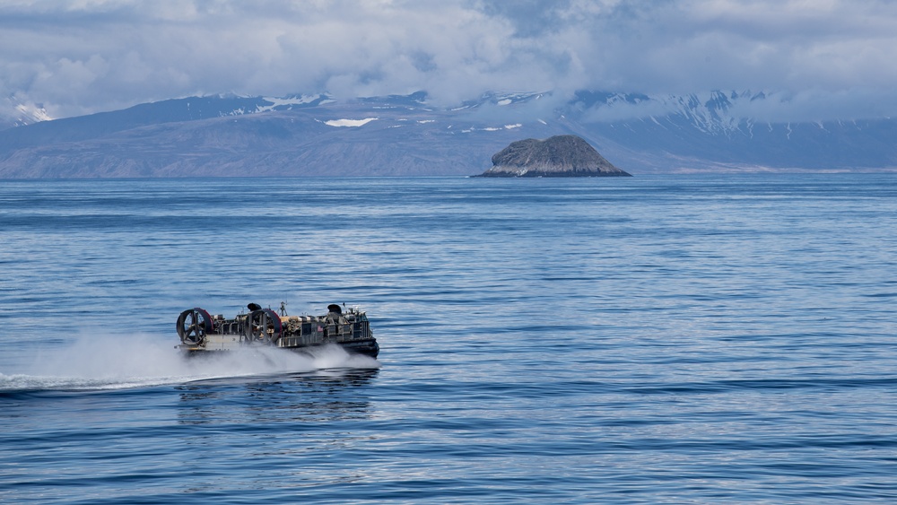 USS Somerset conducts LCAC operations in support of Northern Edge 21