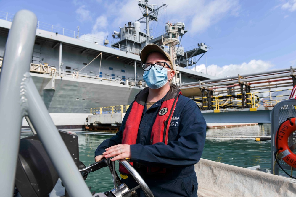 Gaeta Sailors Conduct Port Operations