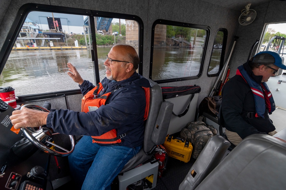 Pittsburgh District employs sonar for navigation surveys