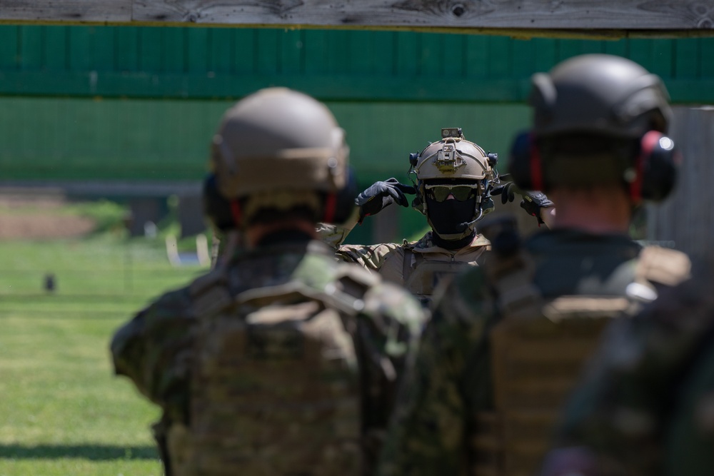 U.S. Army Green Berets and Naval Special Warfare Operators Participate in Black Swan 21