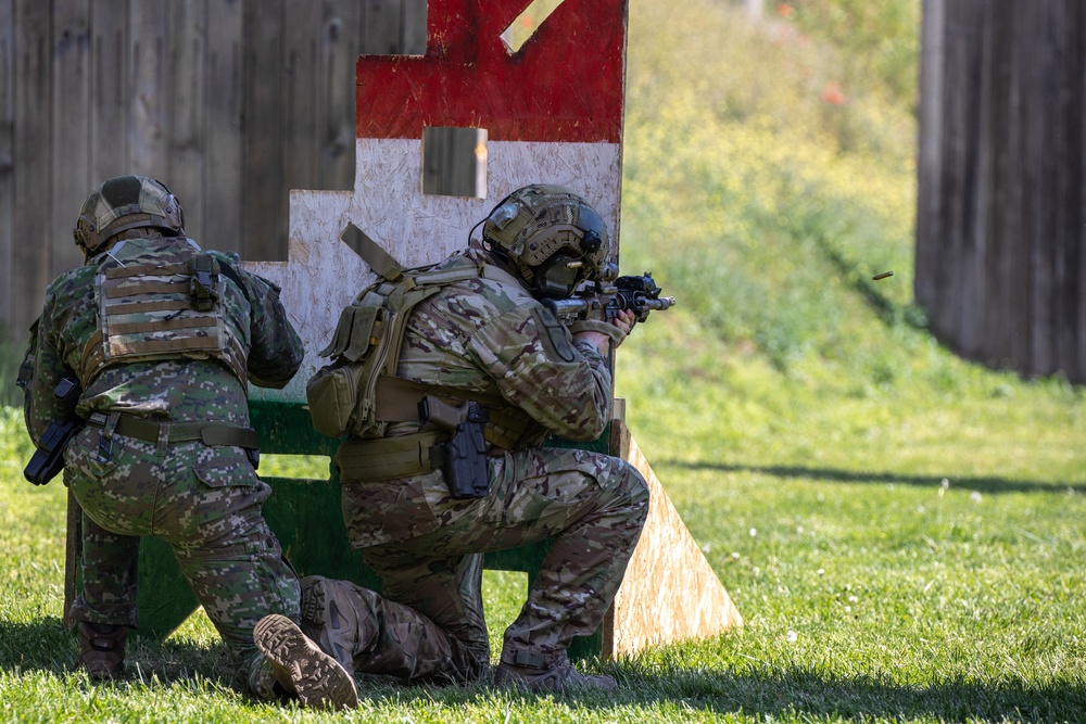 U.S. Army Green Berets and Naval Special Warfare Operators Participate in Black Swan 21