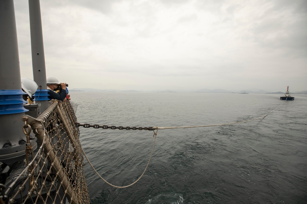 Sailors Aboard USS Milius (DDG 69) Conduct Towing Exercise