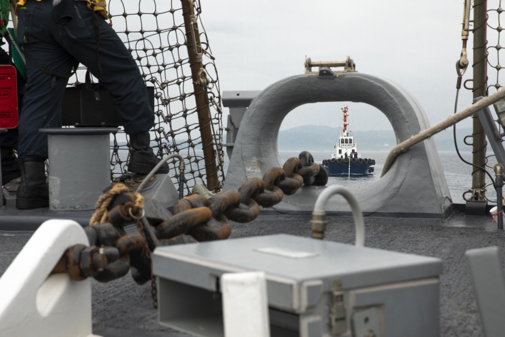 Sailors Aboard USS Milius (DDG 69) Conduct Towing Exercise
