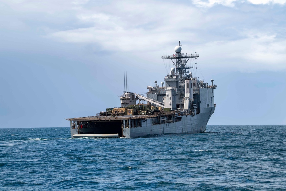 BMU 2 and 24th MEU Storm the Beach with Portuguese Marine Corps