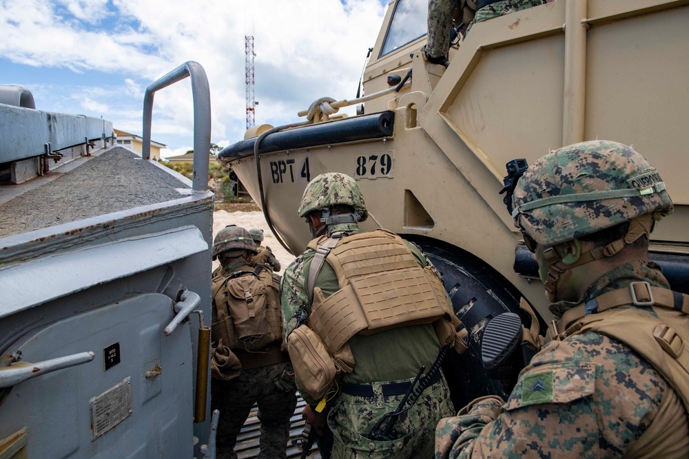 BMU 2 and 24th MEU Storm the Beach with Portuguese Marine Corps