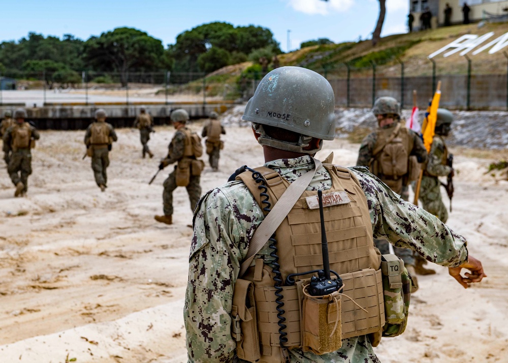 BMU 2, 24th MEU, Portuguese Marine Corps Storm the Beach