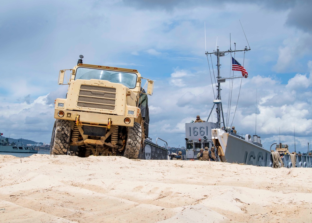 BMU 2 and 24th MEU Storm the Beach with Portuguese Marine Corps