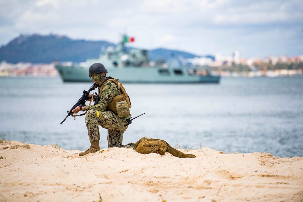 BMU 2 and 24th MEU Storm the Beach with Portuguese Marine Corps