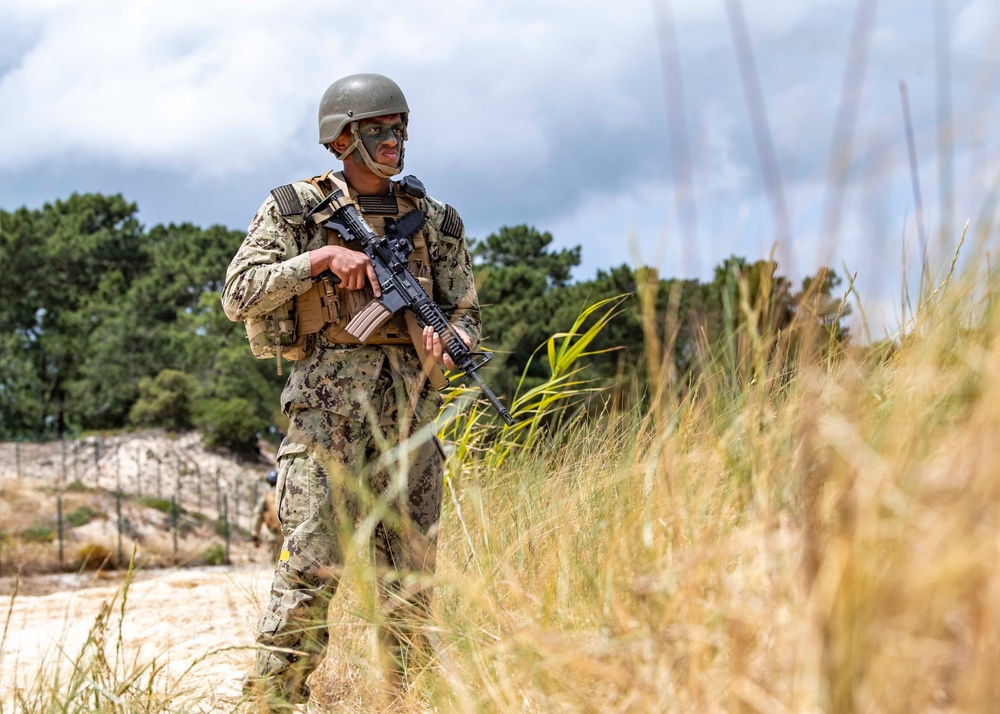 BMU 2 and 24th MEU Storm the Beach with Portuguese Marine Corps