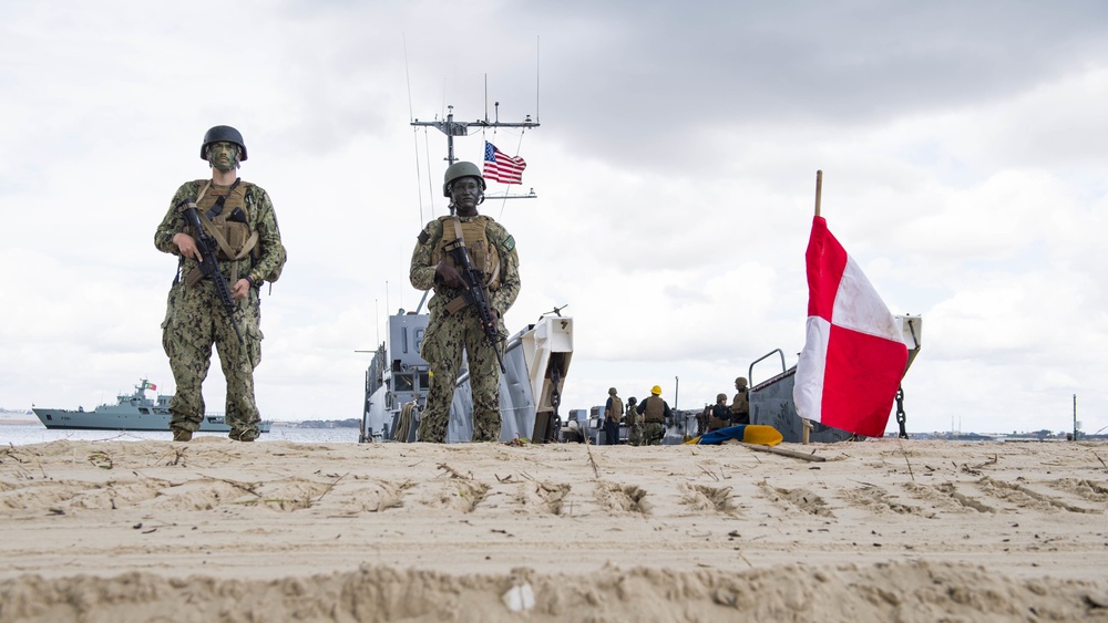 BMU 2 and 24th MEU Storm the Beach with Portuguese Marine Corps