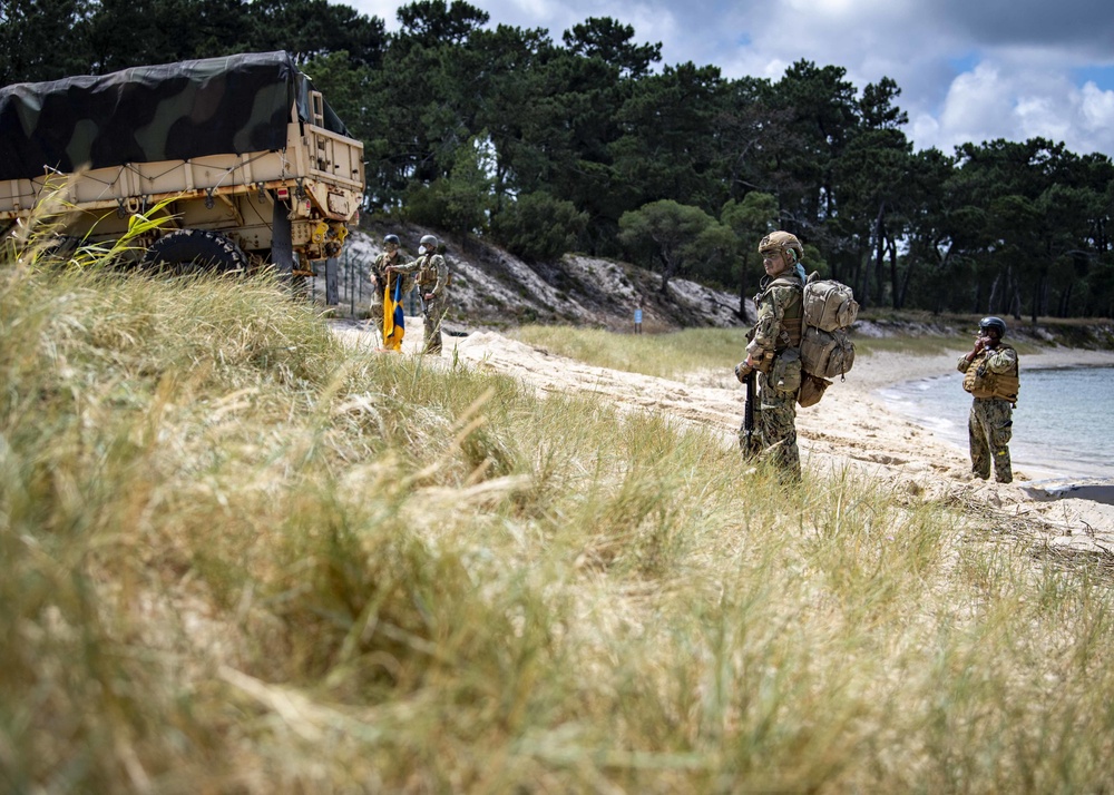 BMU 2 and 24th MEU Storm the Beach with Portuguese Marine Corps