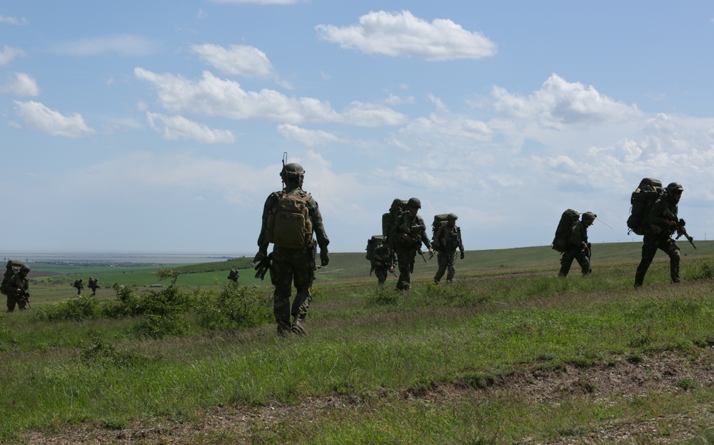 Soldiers maneuver to rally point