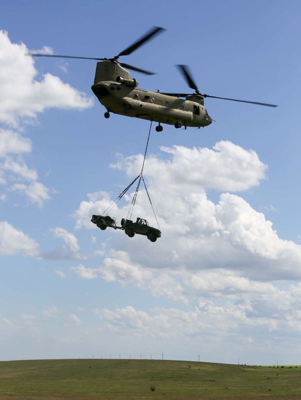 CH-47 delivers a vehicle