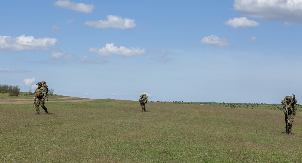 Soldiers maneuver to rally point