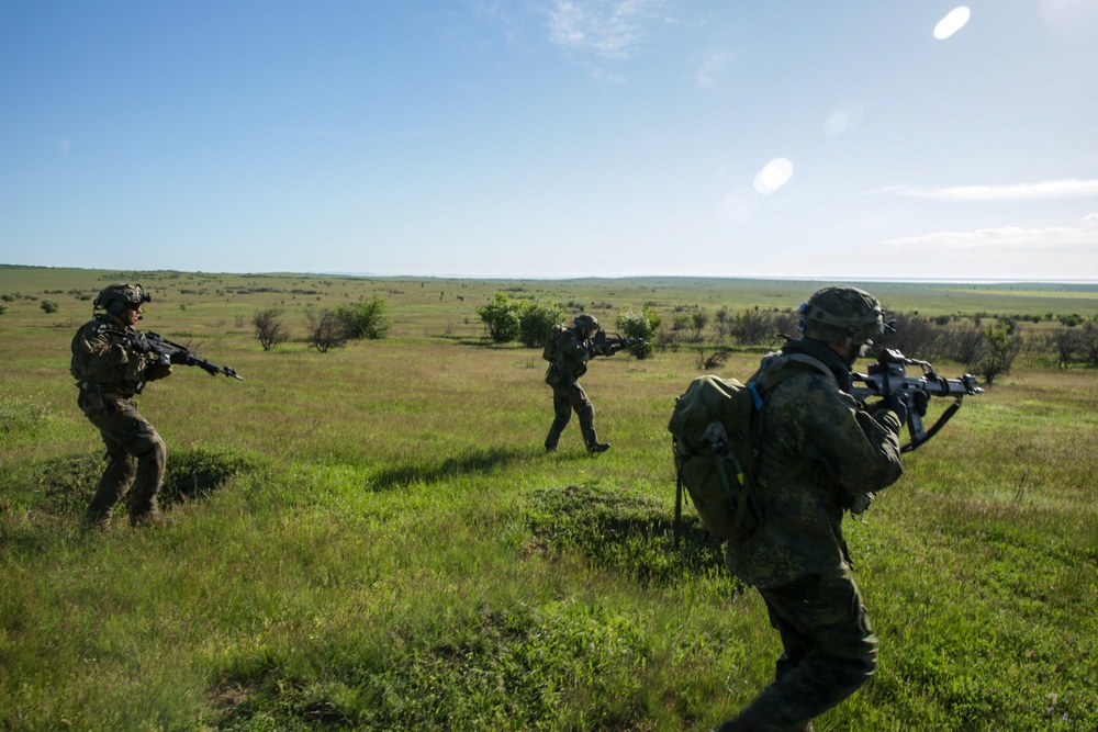 Soldiers maneuver to target